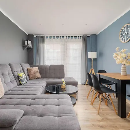 Blue And Family In With Two Bedrooms And Balcony By Renters Apartmán *